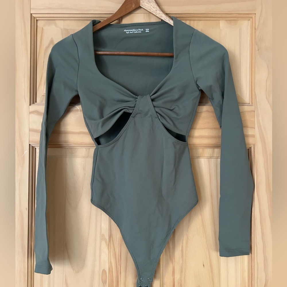 A&F NEVER WORN Olive Green Long Sleeve Cut Out Bodysuit. Size XS